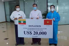 Đại sứ Việt Nam tại Myanmar Lý Quốc Tuấn trao hàng vật tư y tế của Chính phủ Việt Nam hỗ trợ Myanmar. (Nguồn: ĐSQ Việt Nam tại Myanmar) 
