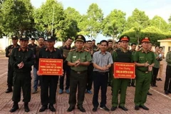 Khen thưởng đột xuất cán bộ, chiến sỹ Công an huyện Cư Kuin và Phòng Cảnh sát Cơ động (Công an tỉnh Đắk Lắk) trong đấu tranh, truy bắt các đối tượng nguy hiểm. (Ảnh: TTXVN phát)