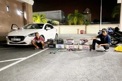 Hai đối tượng Tâm và Hiền cùng tang vật. (Ảnh: TTXVN phát)