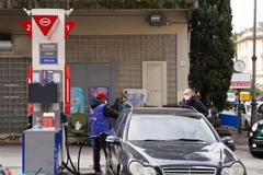 Bơm xăng cho phương tiện tại một trạm bán xăng ở Rome, Italy ngày 12/3/2022. (Ảnh: THX/TTXVN) 