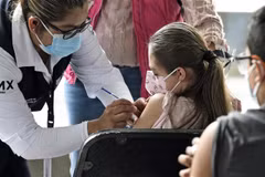 Nhân viên y tế tiêm vaccine phòng COVID-19 cho trẻ em tại Mexico City, Mexico, ngày 25/10/2021. (Ảnh: AFP/TTXVN) 