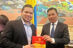 Đại sứ Vũ Trung Mỹ tặng quà lưu niệm cho Chủ tịch Hạ viện Colombia Andrés David Calle Aguas. (Ảnh: TTXVN phát)