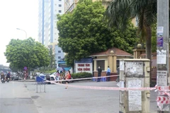 Phía ngoài cổng Viện kiểm định Quốc gia Vaccine vắng vẻ, không còn cảnh chen lấn như hôm 21/7. (Ảnh: Tuấn Đức/TTXVN) 