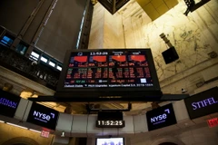 Sắc đỏ bao trùm trên sàn giao dịch chứng khoán New York, Mỹ. (Ảnh: THX/TTXVN)