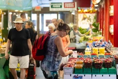 Người dân mua sắm tại một khu chợ ở Toronto, Canada, ngày 16/7/2024. (Ảnh: THX/TTXVN)