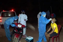 Triển khai các biện pháp phòng dịch khẩn cấp tại khu vực xã Dân Hóa. (Ảnh: TTXVN phát) 