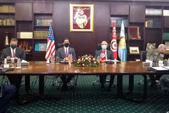 Bộ trưởng Quốc phòng Mỹ Kais Saied (thứ 2, trái) trong cuộc gặp người đồng cấp Tunisia Ibrahim Bartagi (thứ 2, phải) tại Tunis ngày 30/9/2020. (Nguồn: AFP/TTXVN) 