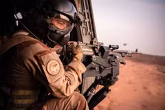 Binh sỹ Pháp tham gia chiến dịch Barkhane tuần tra quanh căn cứ quân sự gần Ouallam, Niger, ngày 15/7/2022. (Ảnh: AFP/TTXVN)