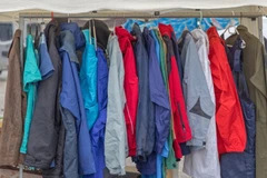 Áo gió là sản phẩm thường được xử lý bằng PFAS để chống thấm nước. (Nguồn: Mostphotos)