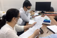 Đoàn công tác của thành phố thực hiện kiểm tra việc thực hiện Quyết định số 08/2022/QĐ-TTg tại Công ty trách nhiệm hữu hạn Phần mềm Moso, quận 10. (Ảnh: Thanh Vũ/TTXVN) 
