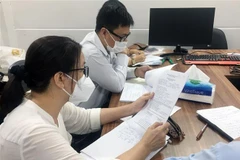 Đoàn công tác của thành phố thực hiện kiểm tra việc thực hiện Quyết định số 08/2022/QĐ-TTg tại Công ty trách nhiệm hữu hạn Phần mềm Moso, quận 10. (Ảnh: Thanh Vũ/TTXVN) 