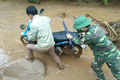 Bộ đội Biên phòng giúp người dân khắc phục hậu quả sau trận mưa đá kèm theo gió lốc ở Lai Châu. (Ảnh: Quý Trung/TTXVN) 