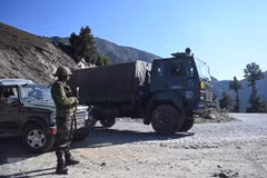 Binh sỹ Ấn Độ được triển khai gần ranh giới kiểm soát ở huyện Kupwara thuộc Jammu-Kashmir, ngày 14/10/2020. (Ảnh: AFP/TTXVN)