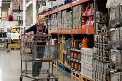 Người dân mua sắm tại siêu thị ở Foster City, California, Mỹ, ngày 15/5/2024. (Ảnh: THX/TTXVN)