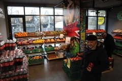 Một cửa thực phẩm gần những ngôi nhà đổ nát ở Irpin, gần thủ đô Kiev, Ukraine, ngày 8/1/2023. (Ảnh: Yonhap/TTXVN) 