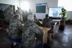 Binh sỹ Ukraine tham gia buổi huấn luyện lý thuyết ở ngoại ô Kiev. (Ảnh: AFP/TTXVN)