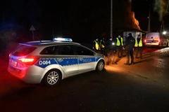 Lực lượng an ninh Ba Lan tuần tra ở làng Przewodow sau loạt vụ nổ, ngày 15/11/2022. (Ảnh: PAP/TTXVN) 