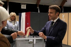 Tổng thống Pháp Emmanuel Macron tới bỏ phiếu bầu cử Quốc hội vòng hai, ở Le Touquet, miền Bắc Pháp, ngày 19/6/2022. (Ảnh: AFP/TTXVN) 