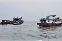 Các lực lượng, phương tiện tham gia tìm kiếm nạn nhân mất tích. (Ảnh: TTXVN phát)