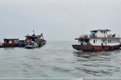 Các lực lượng, phương tiện tham gia tìm kiếm nạn nhân mất tích. (Ảnh: TTXVN phát)