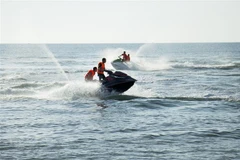 Du khách chơi môtô nước ở Bãi Trường, xã Dương Tơ, thành phố Phú Quốc. (Ảnh: Hồng Đạt/TTXVN) 