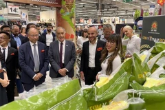 Các đại biểu tham quan gian hàng có gạo Việt Nam tại siêu thị Carrefour Collagen. (Ảnh: Nguyễn Thu Hà/TTXVN) 