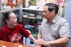 Hình ảnh Thủ tướng Phạm Minh Chính thăm Anh hùng Lao động Hồ Thị Lượm 