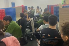 Lực lượng chức năng khám xét tại trụ sở công ty đòi nợ thuê. (Nguồn: Công an Thành phố Hồ Chí Minh)