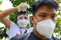 Các nghệ sỹ cắt tóc, hát tặng y bác sỹ, bệnh nhân ở BV dã chiến Củ Chi