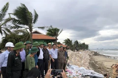 Phó Thủ tướng Trịnh Đình Dũng kiểm tra công tác phòng chống bão số 9 tại bờ biển Cửa Đại thành phố Hội An, tỉnh Quảng Nam. (Ảnh: Trần Tĩnh/TTXVN) 