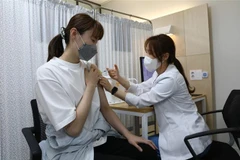 Nhân viên y tế tiêm vaccine phòng COVID-19 cho người dân tại Seoul, Hàn Quốc. (Ảnh: AFP/TTXVN)