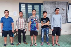 Các trường hợp nhập cảnh trái phép được Đồn biên phòng Phú Hữu bàn giao cho Ban Chỉ đạo phòng, chống dịch COVID-19 thực hiện cách ly tập trung theo quy định. (Nguồn: TTXVN phát)