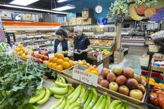 Người tiêu dùng chọn mua hàng hóa tại siêu thị ở Toronto, Canada. (Ảnh: THX/TTXVN)