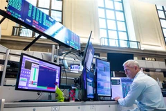 Giao dịch viên tại sàn chứng khoán ở New York, Mỹ. (Ảnh: THX/TTXVN) 