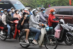 [Photo] Hết kỳ nghỉ lễ, người dân tấp nập trở lại Thủ đô
