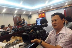 Nhà báo Huỳnh Thanh Sử trong một lần tác nghiệp. (Nguồn: Vietnam+) 