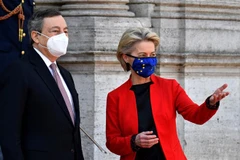 Thủ tướng Italy Mario Draghi (trái) và Chủ tịch Ủy ban Châu Âu (EC) Ursula von der Leyen (phải) tới tham dự Hội nghị thượng đỉnh y tế toàn cầu diễn ra dưới hình thức trực tuyến, tại Rome, Italy ngày 21/5/2021. (Nguồn: AFP/TTXVN) 