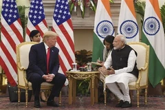 Ngày 25/2/2020, tại New Delhi, Thủ tướng Ấn Độ Narendra Modi (phải) có cuộc gặp với Tổng thống Mỹ Donald Trump đang ở thăm Ấn Độ. (Nguồn: THX/TTXVN) 