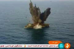 Hình ảnh được đăng phát trên kênh Truyền hình Nhà nước Iran ngày 21/12/2021 cho thấy tên lửa bắn trúng mục tiêu trong cuộc tập trận hải quân của Lực lượng Vệ binh Cách mạng Hồi giáo Iran (IRGC) tại vùng Vịnh. (Ảnh: AFP/TTXVN) 