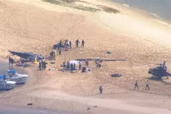 Hiện trường vụ va chạm giữa 2 máy bay trực thăng tại Gold Coast, Australia, ngày 2/1/2023. (Ảnh: CNN/TTXVN) 