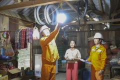 Công nhân Điện lực Điện Biên Đông lắp điện cho người dân ở ở bản Tồng Sớ, xã Pú Hồng, huyện Điện Biên Đông. (Ảnh: TTXVN phát)