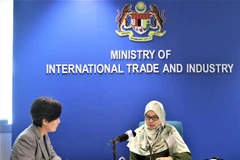 Bà Jamilah Haji Hassan, Giám đốc cấp cao phụ trách Hội nhập kinh tế ASEAN, Bộ Thương mại và Công nghiệp quốc tế Malaysia, trả lời phỏng vấn phóng viên TTXVN tại Kuala Lumpur. (Ảnh: Mạnh Tuân/TTXVN) 