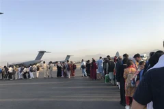 Người dân xếp hàng lên máy bay quân sự của Đức ở sân bay quốc tế Kabul (Afghanistan), để rời khỏi quốc gia Tây Nam Á, ngày 25/8/2021. (Ảnh: THX/TTXVN) 