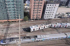 Hiện trường vụ tàu điện ngầm chệch khỏi đường ray tại Seoul, Hàn Quốc ngày 14/4/2020. (Nguồn: Yonhap/TTXVN) 