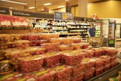 Hàng hóa được bày bán trong siêu thị ở Millbrae, Mỹ ngày 10/3/2022. (Ảnh: THX/TTXVN) 