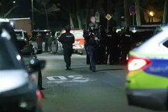 Cảnh sát làm nhiệm vụ tại hiện trường vụ xả súng ở thành phố Hanau thuộc bang Hessen, Đức đêm 19/2/2020. (Nguồn: AFP/TTXVN) 