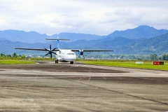 Máy bay hạ cánh tại Cảng hàng không Điện Biên Phủ. (Ảnh: Xuân Tư/TTXVN) 