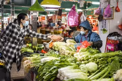 Người dân mua sắm tại một chợ ở Quảng Tây, Trung Quốc. (Ảnh: THX/TTXVN)