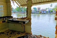 Hiện trường vụ sạt lở bờ sông ảnh hưởng 12 căn nhà xảy tại quận Bình Thủy, Cần Thơ cuối tháng 2/2021. (Ảnh: Thanh Liêm/TTXVN) 