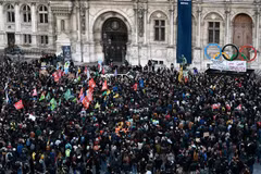 Người dân tham gia cuộc biểu tình phản đối luật cải cách hưu trí tại Paris, Pháp, ngày 30/3/2023. (Ảnh: AFP/TTXVN)